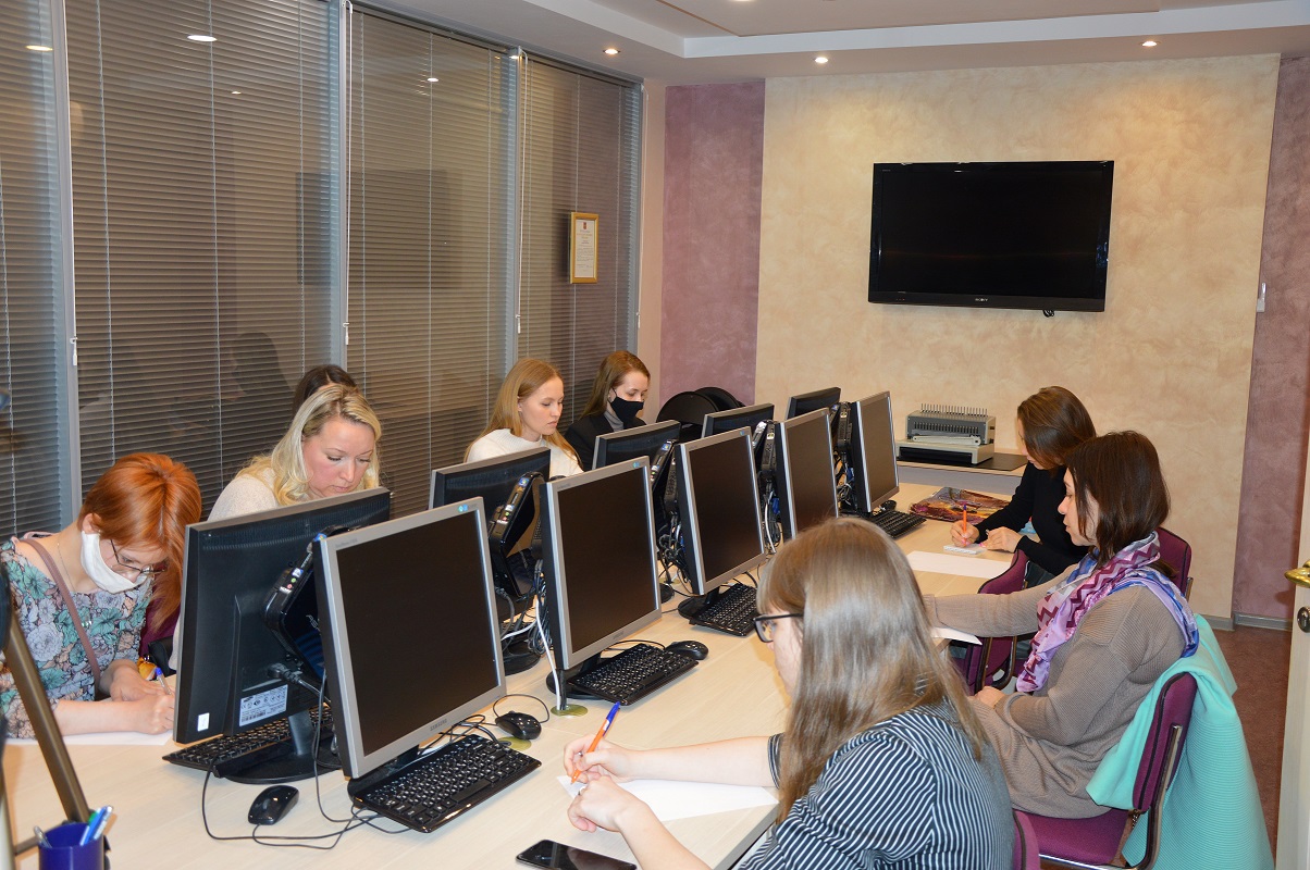 V-Notarialnoj-palate-Permskogo-kraja-sostojalos-vvodnoe-zanjatie-so-stazherami