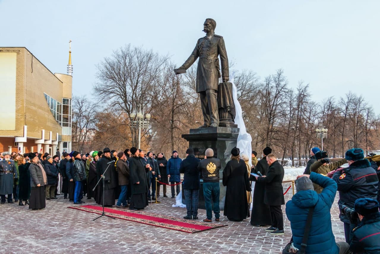 Cheljabinskie-notariusy-otdali-dan-uvazhenija-carju-Aleksandru-II